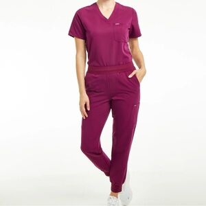 spirit / womens tuckable scrub top and jogger drawstring pants